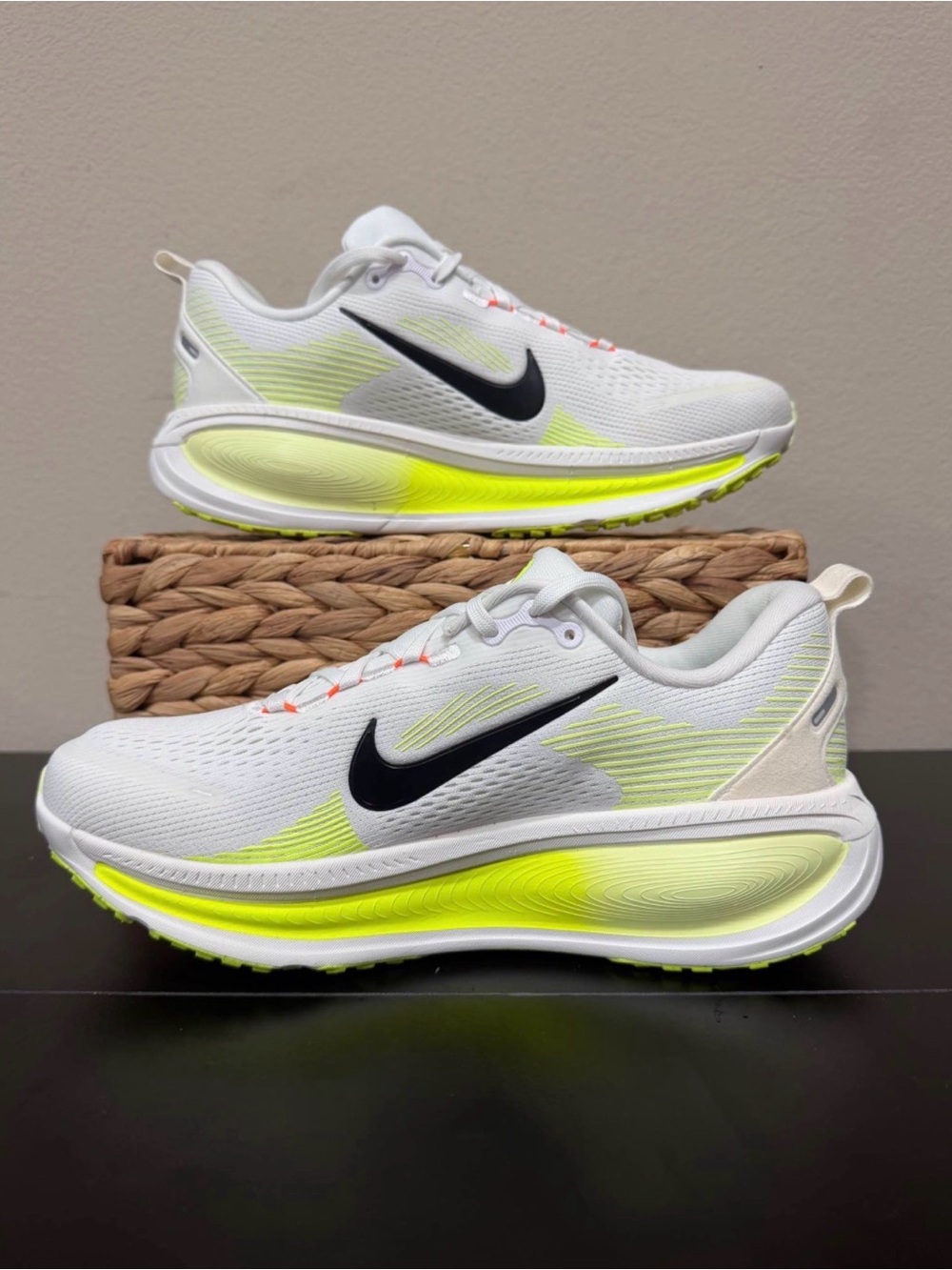 Nike Vomero 18 White Bolt size 8